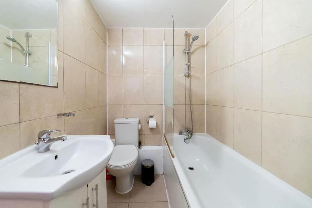 2 Bedroom Apartment ロンドン エクステリア 写真